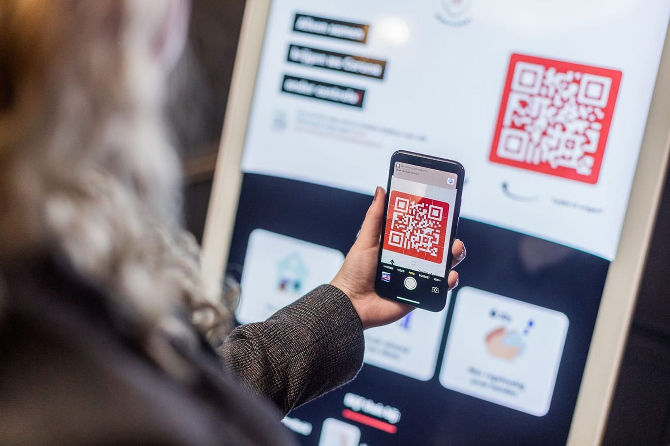 Corona informatiezuil wordt bediend met smartphone QR code